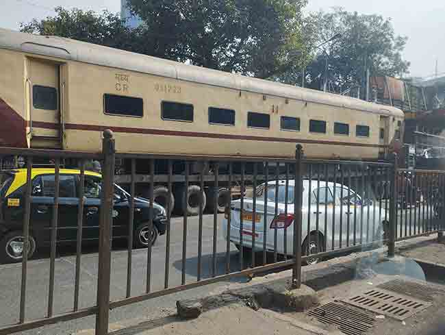 रेल्वेची बोगी रस्त्यावर, सायनजवळ वाहतुक कोंडी!