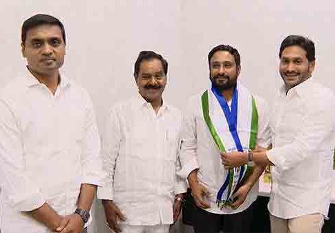 राजकारणाच्या पिचवर उतरला अंबाती रायडू, जगन मोहन रेड्डींचा पक्ष YSR काँग्रेसमध्ये झाला सामील