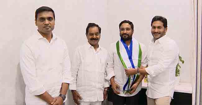 राजकारणाच्या पिचवर उतरला अंबाती रायडू, जगन मोहन रेड्डींचा पक्ष YSR काँग्रेसमध्ये झाला सामील