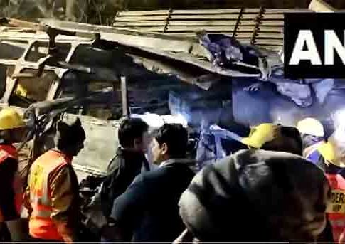 Accident : डंपरची धडक बसल्यावर बसला लागली आग, १२ जणांचा होरपळून मृत्यू