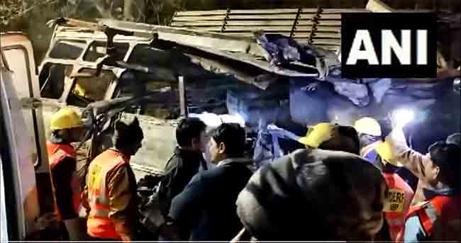 Accident : डंपरची धडक बसल्यावर बसला लागली आग, १२ जणांचा होरपळून मृत्यू