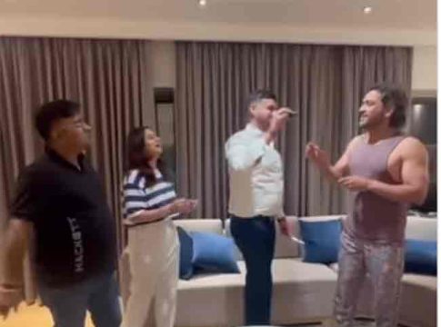 Watch: मित्राच्या वाढदिवसाला MS Dhoniची मस्ती, सोशल मीडियावर व्हिडिओ व्हायरल