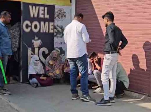 चाळीसगावमध्ये अश्लील कृत्यासाठी जागा उपलब्ध करून देणाऱ्या कॅफेवर कारवाई, सहा तरुण तरुणी पोलिसांच्या ताब्यात