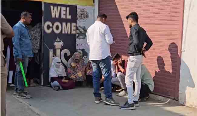 चाळीसगावमध्ये अश्लील कृत्यासाठी जागा उपलब्ध करून देणाऱ्या कॅफेवर कारवाई, सहा तरुण तरुणी पोलिसांच्या ताब्यात