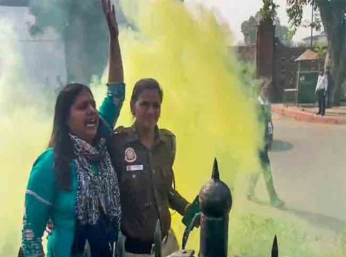 parliment security: ६ लोकांनी मिळून संसदेत केली होती घुसखोरी, ४ जण ताब्यात