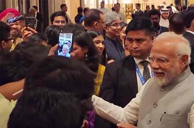 VIDEO: PM मोदींच्या स्वागतासाठी दुबईत उसळली मोठी गर्दी