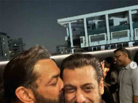 Salman Khan Birthday:सलमान खानचा बर्थडेनिमित्त जल्लोष, बॉबी देओलने गालावर किस देत दिल्या शुभेच्छा