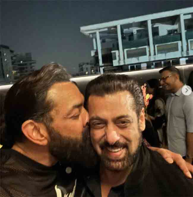 Salman Khan Birthday:सलमान खानचा बर्थडेनिमित्त जल्लोष, बॉबी देओलने गालावर किस देत दिल्या शुभेच्छा