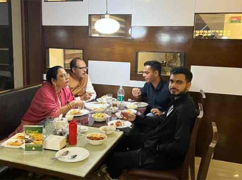 MPमधील बंपर विजयानंतर मुख्यमंत्री शिवराज यांनी कुटुंबियासोबत घालवला वेळ, हॉटेलमध्ये खाल्ले छोले-भटुरे