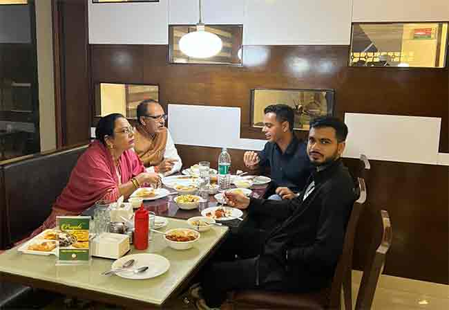 MPमधील बंपर विजयानंतर मुख्यमंत्री शिवराज यांनी कुटुंबियासोबत घालवला वेळ, हॉटेलमध्ये खाल्ले छोले-भटुरे
