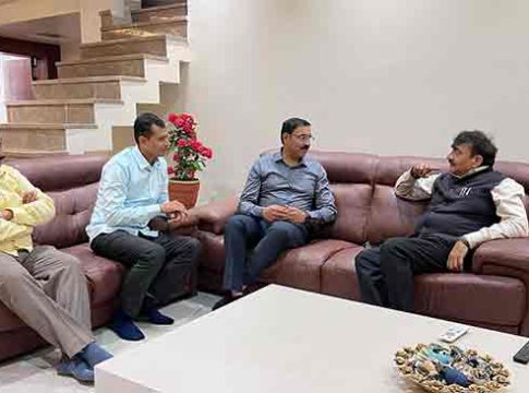राजकारण सोडण्याच्या विचारापासून परावृत्त करण्यासाठी घेतली भेट