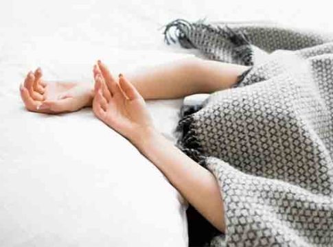 Health : तुम्ही तोंडावर चादर घेऊन झोपता का? तर हे जरूर वाचा