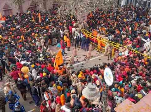 Ayodhya: तळपत्या उन्हामुळे अयोध्येत भक्तांची गर्दी झाली कमी