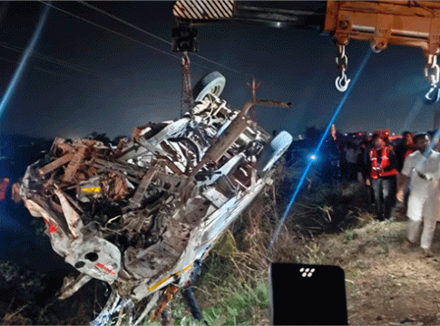 Chhatrapati Sambhajinagar : छत्रपती संभाजीनगरमध्ये भीषण अपघात! बापलेकासह पाच जणांचा जागीच मृत्यू