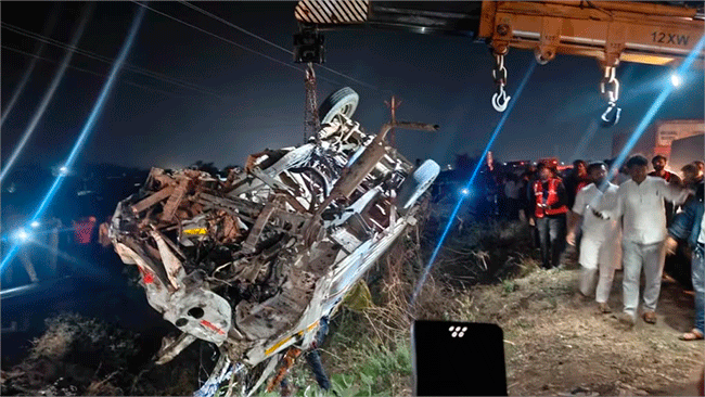 Chhatrapati Sambhajinagar : छत्रपती संभाजीनगरमध्ये भीषण अपघात! बापलेकासह पाच जणांचा जागीच मृत्यू