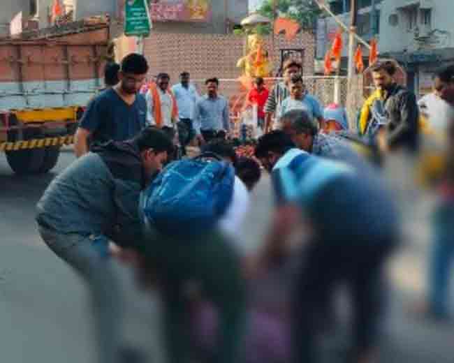 संगमनेर शहरात शिवाजी पुतळ्याजवळ ट्रक दुचाकीचा भीषण अपघात, महिलेचा जागीच मृत्यू