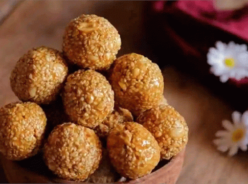 Makar Sankranti : संक्रांतीच्या दिवशी तिळाचे लाडू का खावेत? काय आहेत फायदे? कसे बनवावेत हे लाडू?