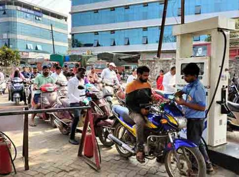 रायगड जिल्ह्यातील पेट्रोल पंपावर वाहन चालकांची गर्दी