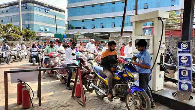 रायगड जिल्ह्यातील पेट्रोल पंपावर वाहन चालकांची गर्दी