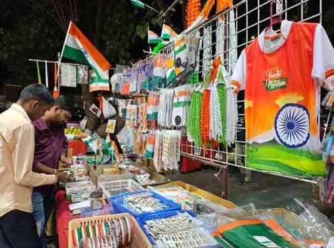 तिरंगी वस्तूंनी बाजार सजला; खादीच्या तिरंगी कपड्यांना मागणी