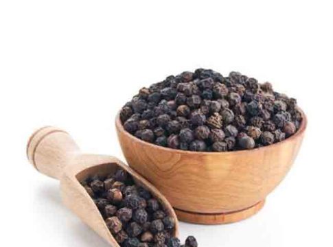Blood Pressure: हाय बीपी कंट्रोल करण्यासाठी करा काळी मिरीचे सेवन