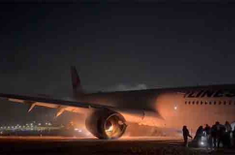 The Burning Plane : जपानमध्ये लँडिंग करताना विमानात लागली आग, जळत्या विमानातून प्रवाशांनी मारल्या उड्या