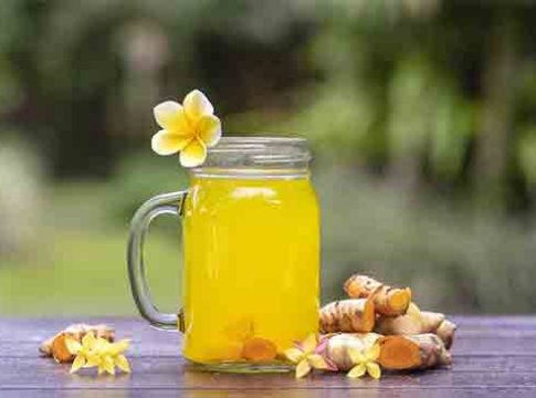 या उन्हाळ्यात रिकाम्या पोटी प्या हळदीचे हे खास ड्रिंक, इम्युनिटी राहील मजबूत