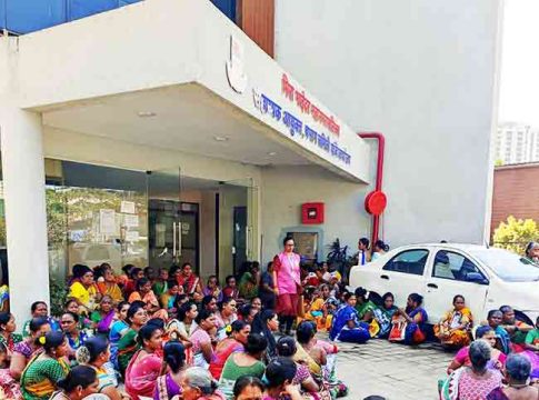 वन हक्क दावे निकाली काढण्यासाठी आदिवासी समाजाचे ठिय्या आंदोलन