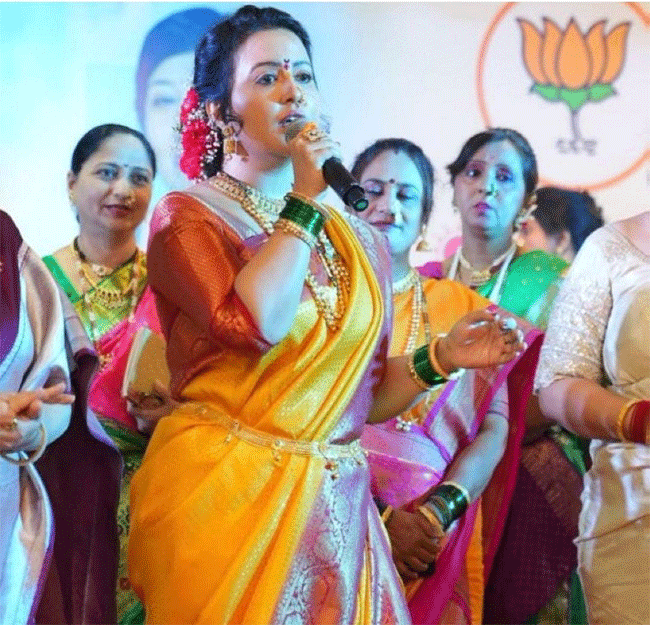 Amruta Fadnavis : देवेंद्रजींनी मारले नाकर्तेपणावर बाण आणि मी घेऊन आले विकासाचे वाण!