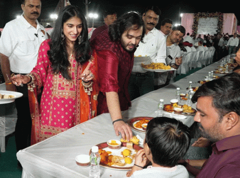 Anant - Radhika Pre-Wedding : अनंत-राधिकाच्या प्री वेडिंग सोहळ्याची सुरुवात अन्नदानाने