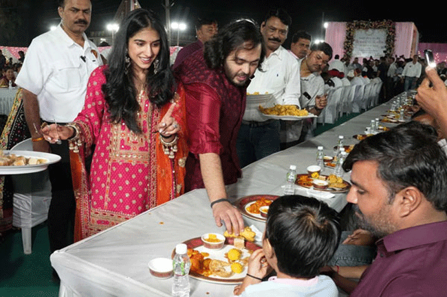 Anant – Radhika Pre-Wedding : अनंत-राधिकाच्या प्री वेडिंग सोहळ्याची सुरुवात अन्नदानाने