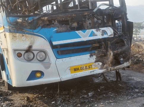 Mumbai-Goa Highway : सावित्री पुलावर टायर फुटून बसला भीषण आग; सुदैवाने जिवीत हानी नाही