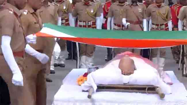 माजी लोकसभा अध्यक्ष, माजी मुख्यमंत्री मनोहर जोशी यांच्यावर शासकीय इतमामात अंत्यसंस्कार