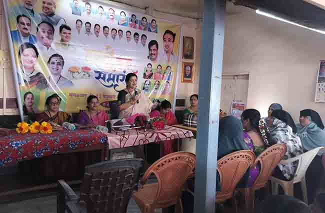 महिला एकत्र आल्याने विचारांची देवाण-घेवाण होते