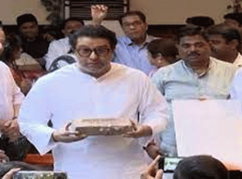Raj Thackeray : बाळा नांदगावकर यांनी ३२ वर्षे जपून ठेवलेली 'ती' वीट राज ठाकरेंना दिली भेट