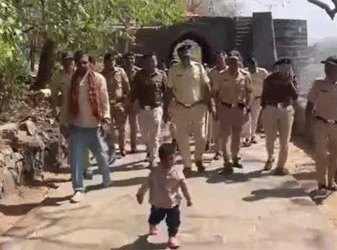 Shivarth Deore : भले शाबास! दीड वर्षाच्या चिमुकल्याने सर केला शिवनेरी किल्ला