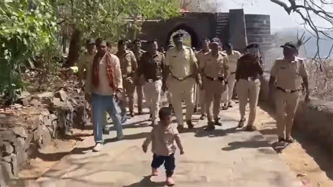 Shivarth Deore : भले शाबास! दीड वर्षाच्या चिमुकल्याने सर केला शिवनेरी किल्ला