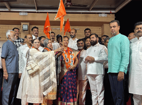 Shivsena Shinde Group : मुंबईत काँग्रेसला आणखी एक भगदाड! तीन नगरसेवकांचा शिवसेनेत प्रवेश