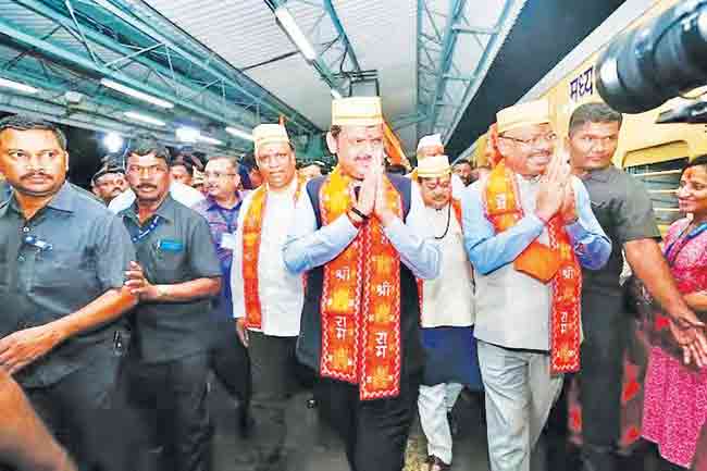 प्रभू श्रीरामाच्या जयघोषात पहिली ‘आस्था’ अयोध्येला रवाना