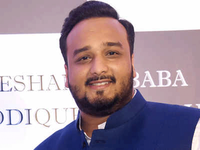 झिशान सिद्दीकी यांच्यावर पाळत ठेवणाऱ्या संशयित व्यक्तींना ताब्यात घेऊन सोडले