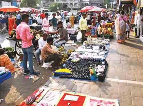 फेरीवाले पदपथावर, चालायचे कुठून?