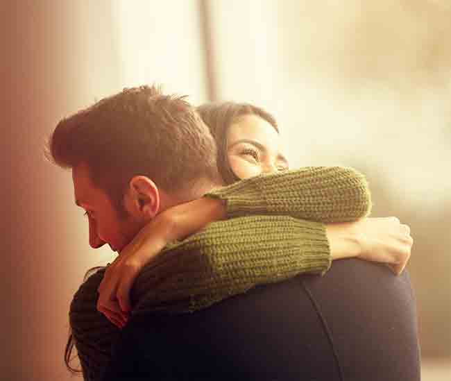 Hug Day: मिठी मारल्याने शरीरात कोणते बदल होतात?