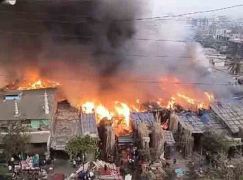 Fire news: भाईंदरच्या आझादनगरमध्ये लागलेल्या आगीचा रुद्रावतार...