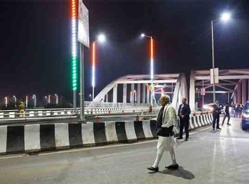 रात्री उशिरा वाराणसीच्या रस्त्यावर उतरले पंतप्रधान नरेंद्र मोदी...