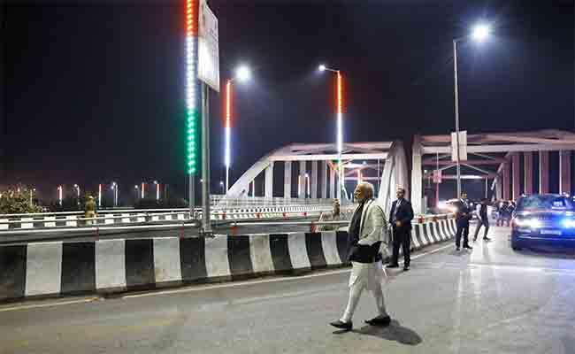 रात्री उशिरा वाराणसीच्या रस्त्यावर उतरले पंतप्रधान नरेंद्र मोदी…
