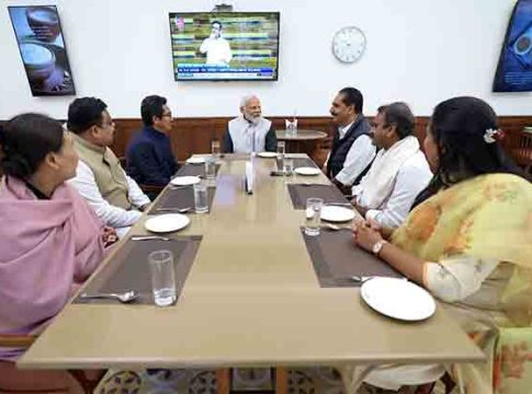 PM Modi: दिवसभरात केवळ ३.३० तास झोपतात पीएम मोदी, संध्याकाळी ६ नंतर जेवण नाही, लंचदरम्यान केला खुलासा