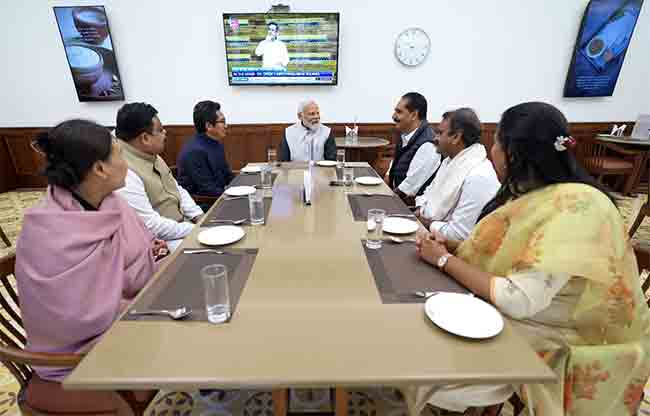 PM Modi: दिवसभरात केवळ ३.३० तास झोपतात पीएम मोदी, संध्याकाळी ६ नंतर जेवण नाही, लंचदरम्यान केला खुलासा
