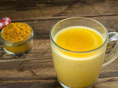 दररोज हळदीचे दूध पिण्याचे हे आहेत ७ फायदे
