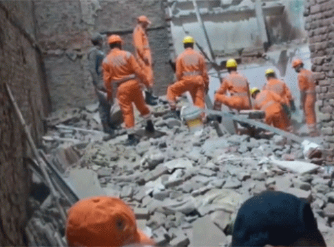 Delhi building collapsed : दिल्लीत मध्यरात्री इमारत कोसळली! दोन मजुरांचा चिरडून मृत्यू