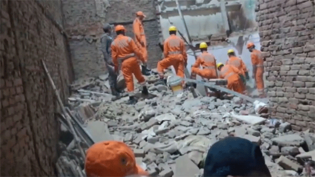 Delhi building collapsed : दिल्लीत मध्यरात्री इमारत कोसळली! दोन मजुरांचा चिरडून मृत्यू